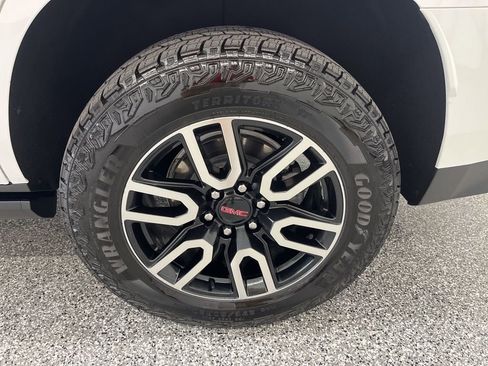 Used 2024 GMC Yukon AT4 w/ AT4 Premium Package AWD/4WD image 12
