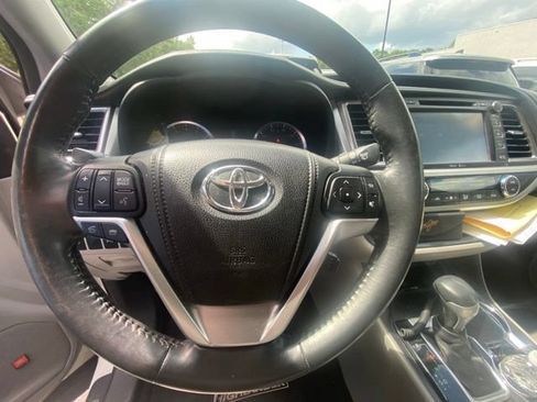 Used 2015 Toyota Highlander Limited FWD image 16
