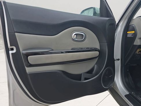 Used 2017 Kia Soul + w/ Primo Package FWD image 19