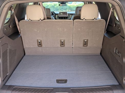 Used 2023 GMC Yukon XL SLT w/ SLT Luxury Package image 18