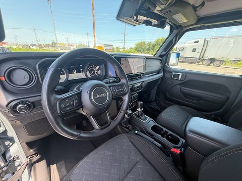 Used 2024 Jeep Gladiator Mojave w/ Convenience Group AWD/4WD image 15