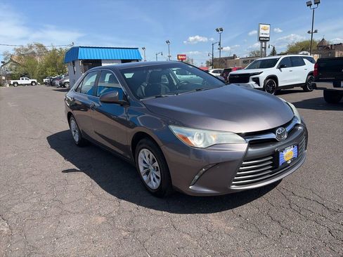 Used 2016 Toyota Camry LE FWD image 3