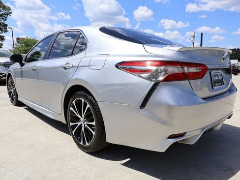 Used 2018 Toyota Camry SE w/ Convenience Package image 4