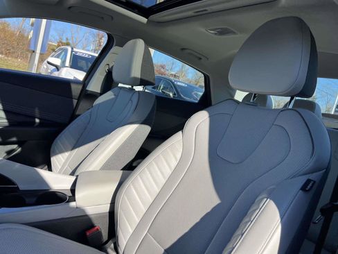 Used 2023 Hyundai Elantra Limited image 9