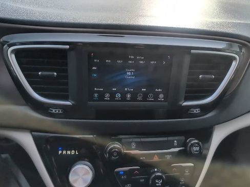 Used 2021 Chrysler Voyager L image 23