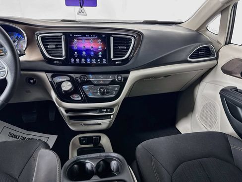 Used 2017 Chrysler Pacifica Touring Plus w/ Tire & Wheel Group FWD image 27