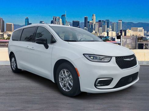 New 2026 Chrysler Pacifica Select image 3