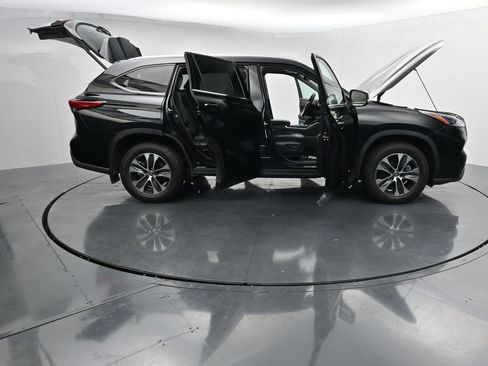 Used 2022 Toyota Highlander XLE AWD/4WD image 44