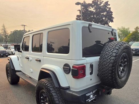 Used 2018 Jeep Wrangler Unlimited Sahara AWD/4WD image 8