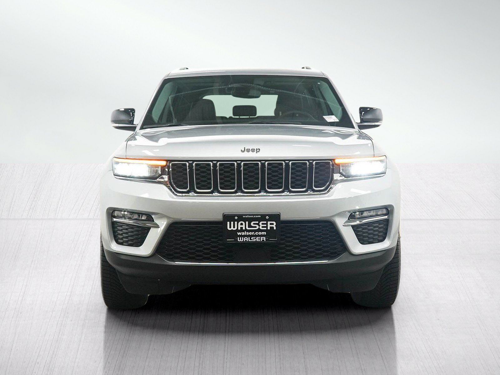 Used 2023 Jeep Grand Cherokee Limited AWD/4WD image 8