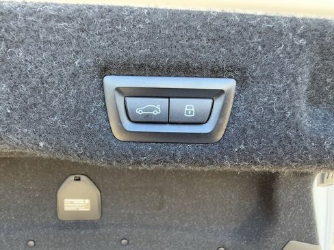 Used 2025 BMW i5 xDrive40 w/ Premium Package image 17