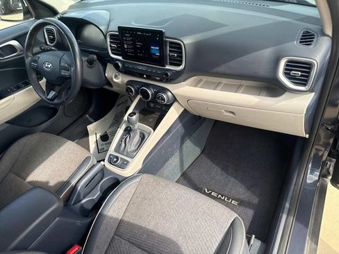 Used 2024 Hyundai Venue Limited FWD image 18