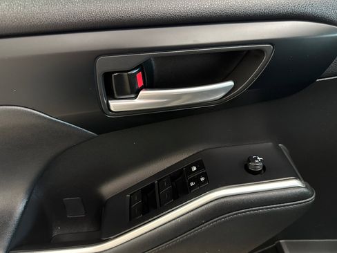 Used 2023 Toyota Highlander XLE image 11