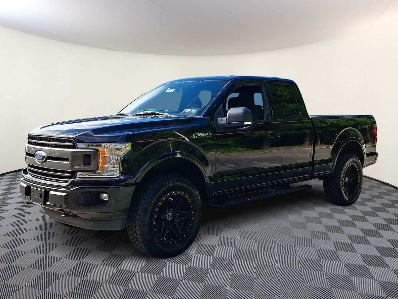 Used 2018 Ford F150 XLT w/ Equipment Group 302A Luxury AWD/4WD image 3