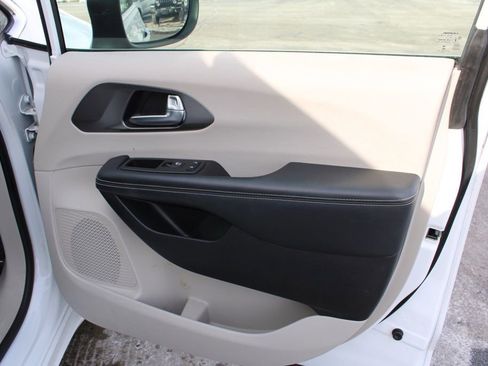 Used 2023 Chrysler Pacifica Touring-L image 20