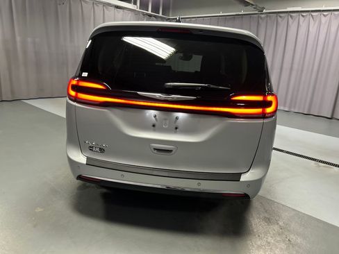 Used 2024 Chrysler Pacifica Touring-L image 6