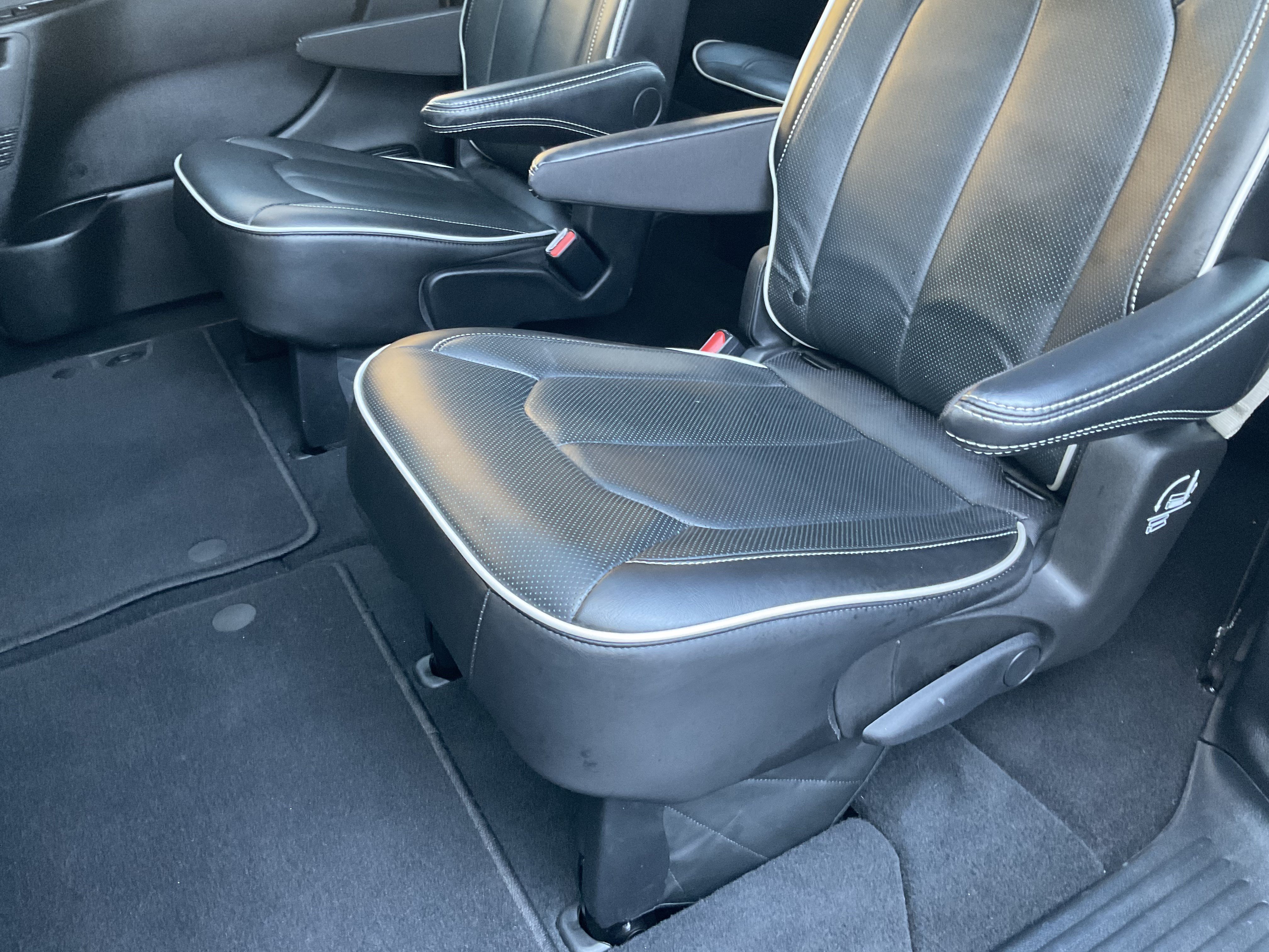 Used 2025 Chrysler Pacifica Limited FWD image 39