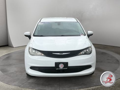 Used 2022 Chrysler Voyager LX FWD image 2