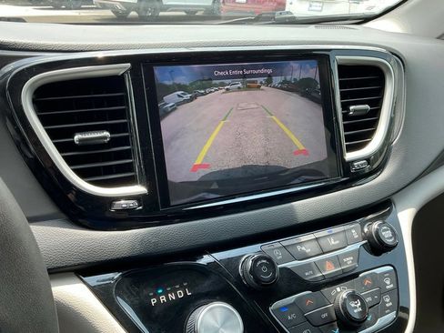 Used 2023 Chrysler Pacifica Touring-L FWD image 41