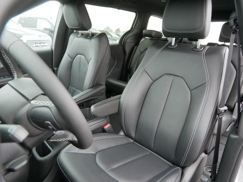 New 2026 Chrysler Voyager LX image 5
