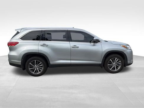 Used 2019 Toyota Highlander XLE AWD/4WD image 7