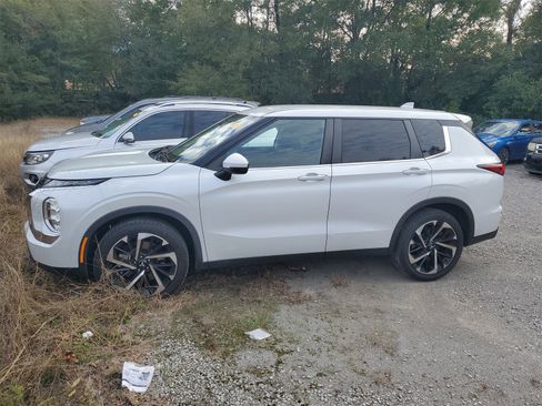 Used 2022 Mitsubishi Outlander ES image 2
