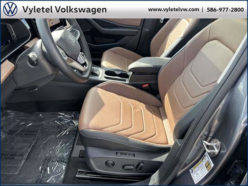 Certified 2025 Volkswagen Jetta SEL image 18