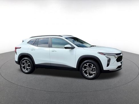 Used 2025 Chevrolet Trax LT w/ LT Convenience Package image 2