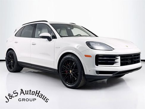 Used 2024 Porsche Cayenne S image 1