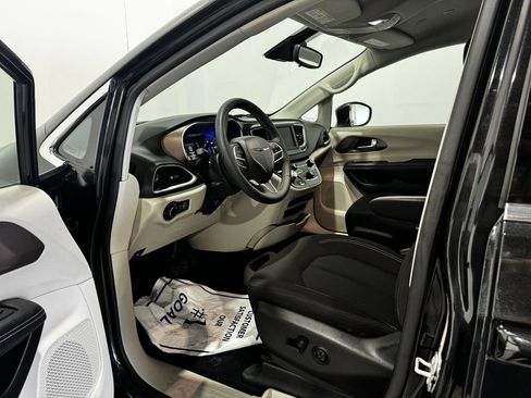 Used 2023 Chrysler Voyager LX FWD image 15