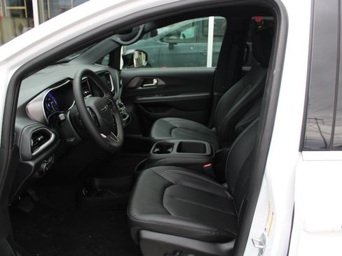 New 2026 Chrysler Pacifica Select image 30