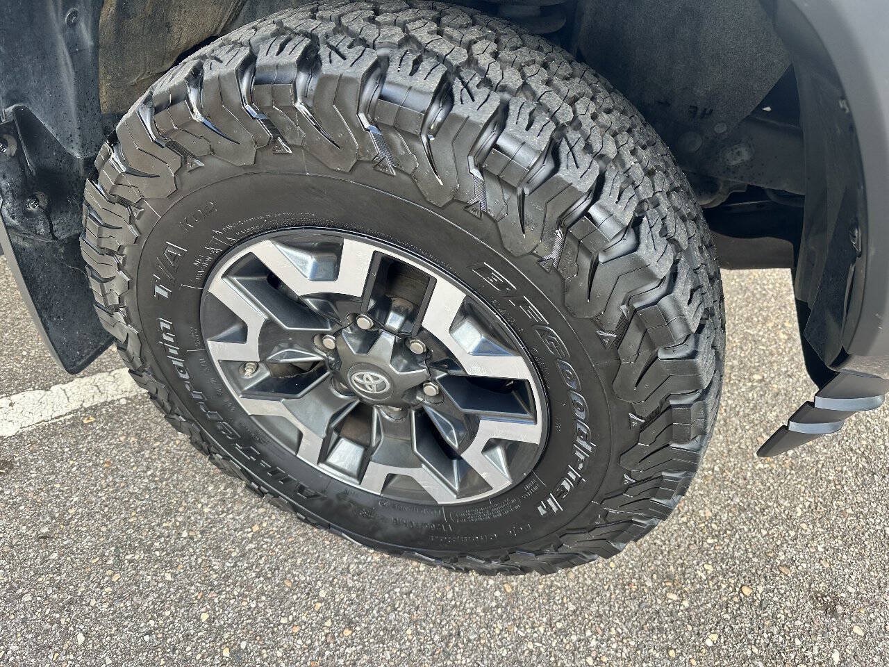 Used 2019 Toyota Tacoma TRD Off-Road AWD/4WD image 23