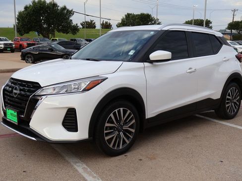 Used 2023 Nissan Kicks SV FWD image 3