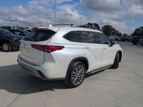 Certified 2021 Toyota Highlander Platinum image 7