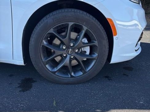 Used 2024 Chrysler Pacifica Limited w/ S Appearance Package image 30