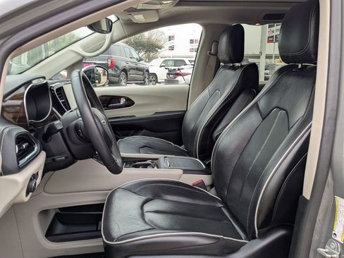 Used 2023 Chrysler Pacifica Limited FWD image 15