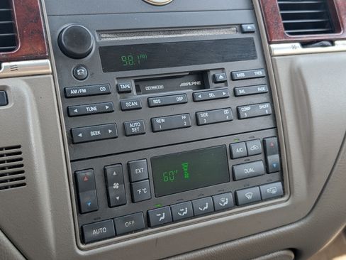 Used 2003 Lincoln Town Car Signature RWD image 16