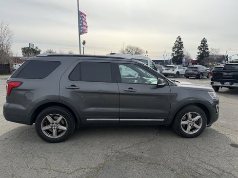Used 2017 Ford Explorer XLT w/ Equipment Group 202A image 6