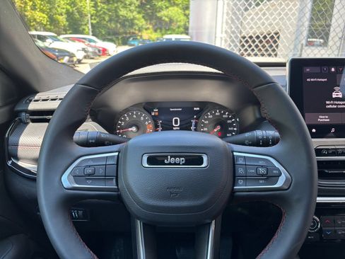 Used 2025 Jeep Compass Trailhawk AWD/4WD image 27