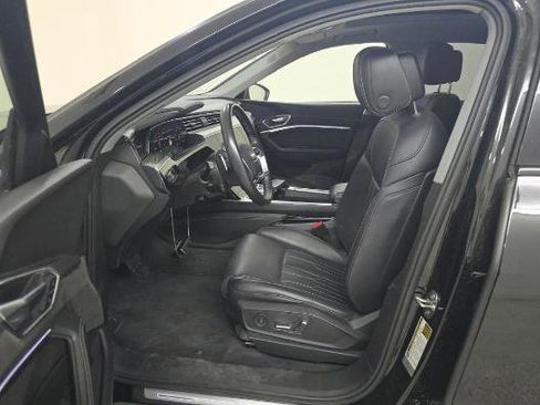 Used 2021 Audi e-tron Prestige w/ Prestige Package image 21