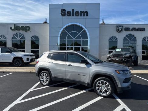 Used 2023 Jeep Compass Latitude w/ Sun and Sound Group AWD/4WD image 1