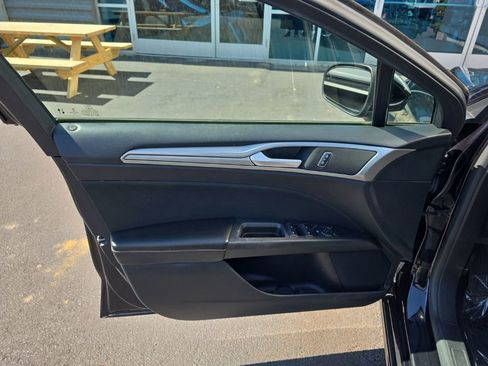 Used 2020 Ford Fusion SE FWD image 11