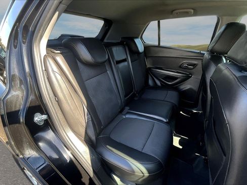 Used 2022 Chevrolet Trax LT w/ LT Convenience Package image 16