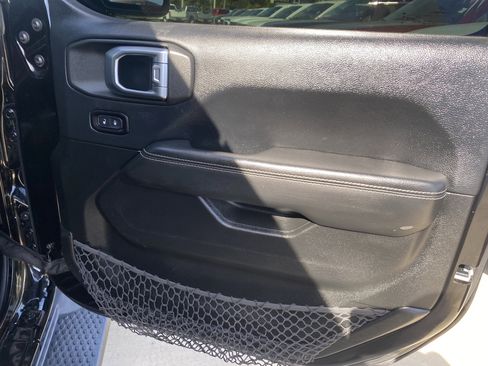 Used 2018 Jeep Wrangler Unlimited Sahara image 18