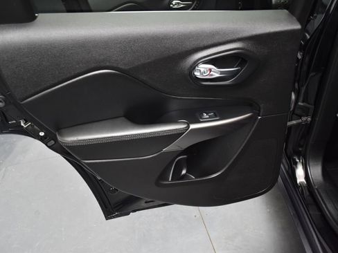 Used 2019 Jeep Cherokee Limited AWD/4WD image 17