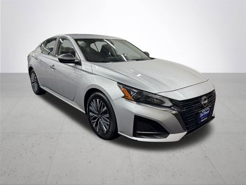 Used 2024 Nissan Altima 2.5 SV image 9