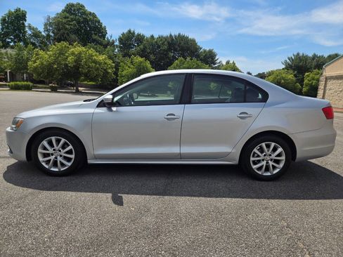 Used 2012 Volkswagen Jetta SE FWD image 4