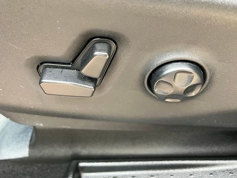 Used 2025 Chrysler Pacifica Select image 10