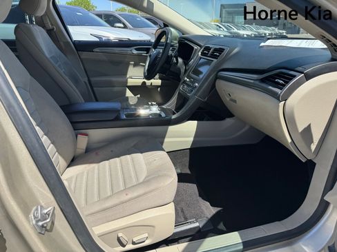 Used 2019 Ford Fusion SE FWD image 26