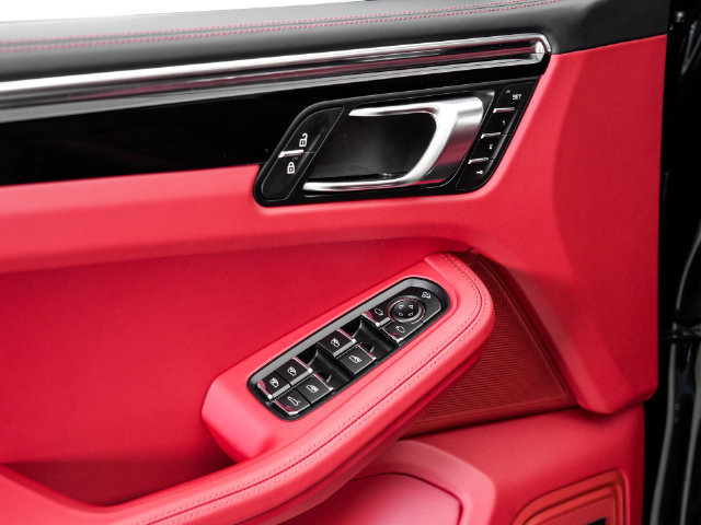 Certified 2026 Porsche Macan AWD/4WD image 8
